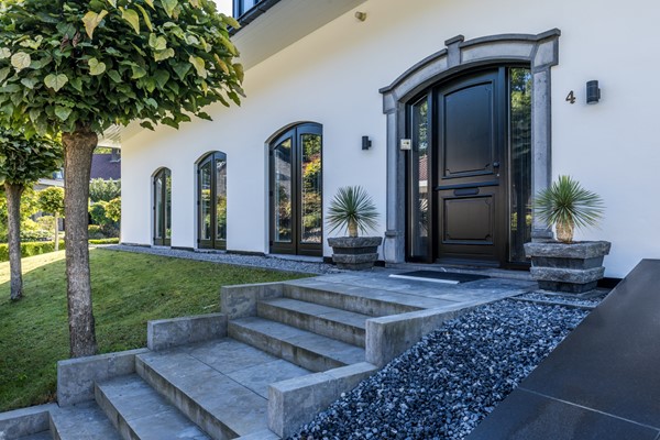 Foto - Te koop: Op een schitterende en rustige locatie in de geliefde villawijk "Moltbos" staat deze stijlvolle, vrijstaande villa met een uitzonderlijk royaal woonoppervlak.